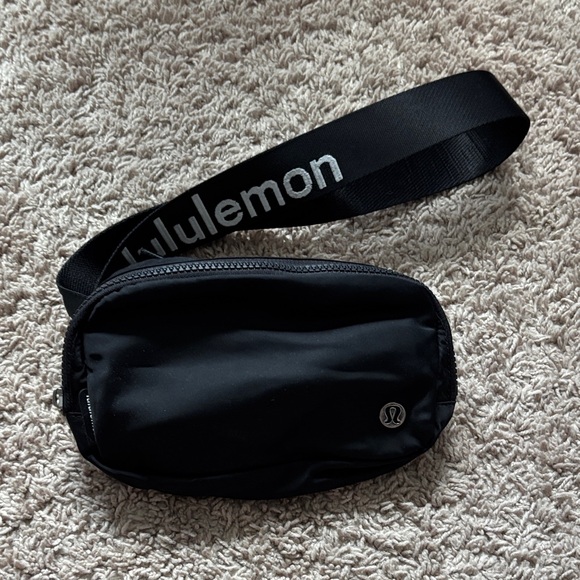 lululemon black belt bag - Picture 1 of 3